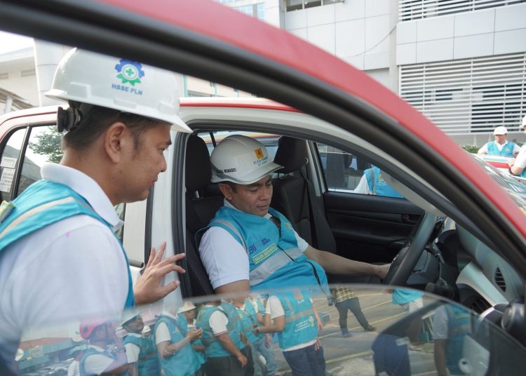 General Manajer PLN UID Sumut Saleh Siswanto (kanan) bersama Manajer K3L meninjau kendaraan yang akan digunakan safety patrol.(Satunusantara news/HO-Humas PLN UID Sumut).
