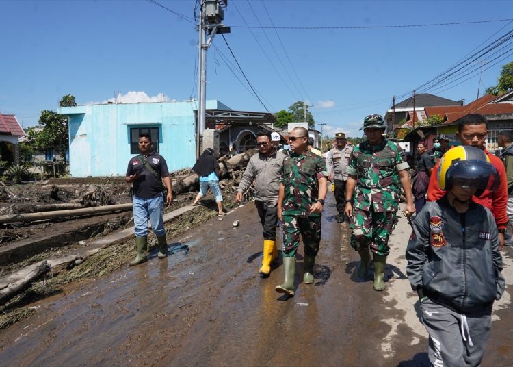 Danrem 032/Wbr Brigjen TNI Rayen Obersyl (tengah) saat  mengecek lokasi terdampak banjir lahar dingin Gunung Marapi di Jorong Kubang Duo Koto Panjang, Nagari Bukik Batabuah, Kecamatan  Canduang, Kabupaten Agam.(Satunusantara news/HO-Penrem 032/Wbr)