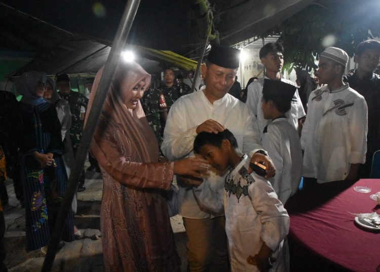 Danrem 031/Wira Bima Brigjen TNI Dany Rakca, saat memberikan bantuan kepada anak yatim di Panti Asuhan Bhakti Mufarridhun, Yayasan Perguruan Thawalib.(Satunusantara news/HO-Penrem 031/Wira Bima).,