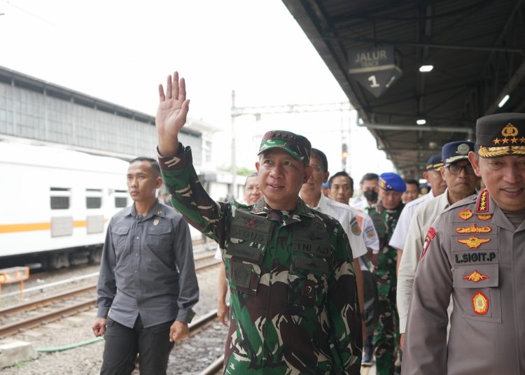 Panglima TNI Jenderal TNI Agus Subiyanto  saat meninjau puncak arus mudik di Stasiun Kereta Api Pasar Senen, Jakarta Pusat.(Satunusantara news/HO-Puspen TNI).,