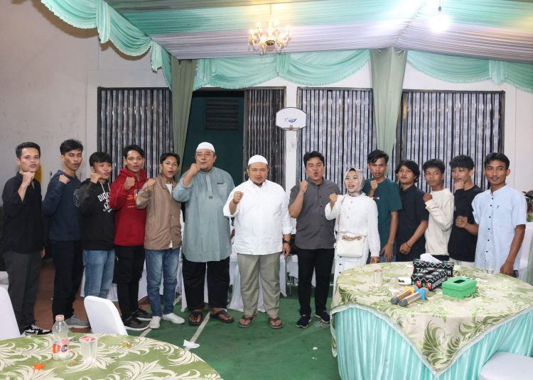 Bupati Tapsel Dolly Pasaribu ( nomor tujuh dari kiri) saat foto bersama dengan  20 CPMI asal Tapsel yang akan berangkat ke Korea Selatan.(Satunusantara news/HO-Prokopim Tapsel).