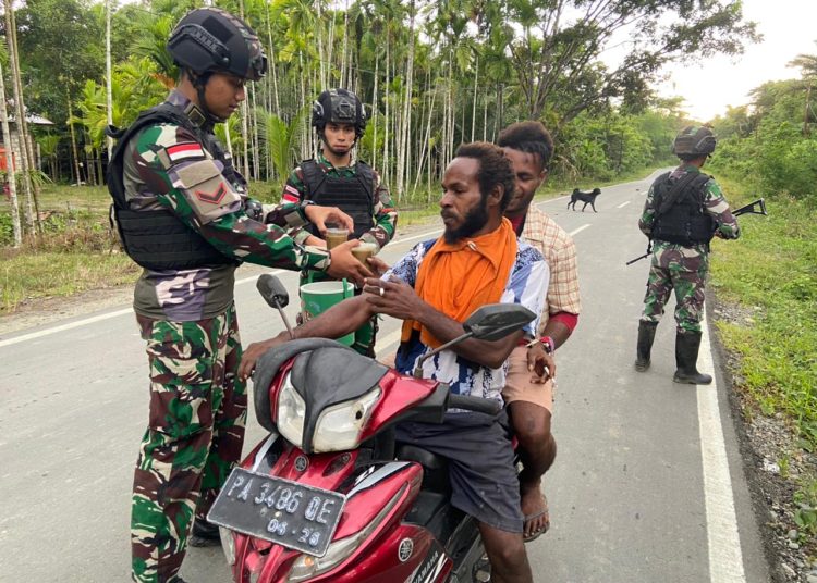 Satgas Pengamanan Perbatasan RI-PNG Yonif 122/TS membagikan takjil kepada masyarakat di perbatasan, Kampung, Pikere, Distrik Arso Timur, Kabupaten Keerom, Papua,(Satunusantara news/HO-Yonif 122/TS)
