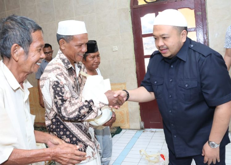 Bupati Tapsel Dolly Pasaribu (kanan) saat menyerahkan bantuan dan zakat mal kepada BKM Babussalam, Desa Panindoan, Kecamatan Tantom Angkola, Kabupaten Tapsel.(Satunusantara news/HO-Prokopim Tapsel).