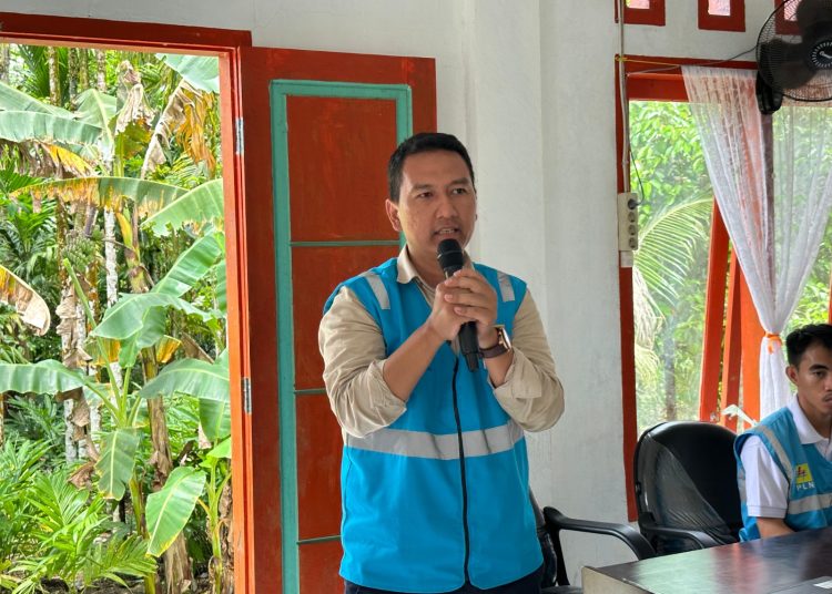 Team Leader K3 PLN UP3 Nias, Arif Setiadi, saat menyampaikan sosialisasi dan edukasi bahaya listrik di Desa  Banua  Sibohou II, Kecamatan Alasa, Kabupaten Nias Utara.(Satunusantara news/HO-Humas PLN UID Sumut).