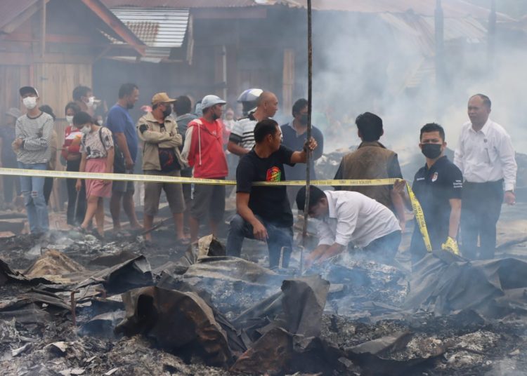 Tim Inafis Polres Taput melakukan olah TKP atas peristiwa kebakaran yang terjadi di Pasar Tradisional Tarutung, Desa Simamora Siwaluoppu, Kecamatan Tarutung, Kabupaten Taput.(Satunusantara news/Ho-Humas Polres Taput).