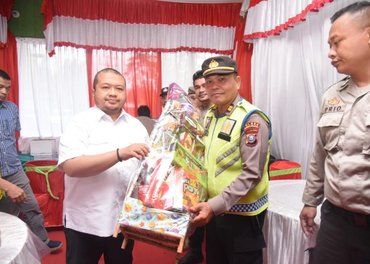 Bupati Tapsel, Dolly Pasaribu, menyerahkan paket kepada petugas jaga di Pos Pengamanan Lebaran 1445 H.(Satunusantara news/HO-Prokopim Tapsel)