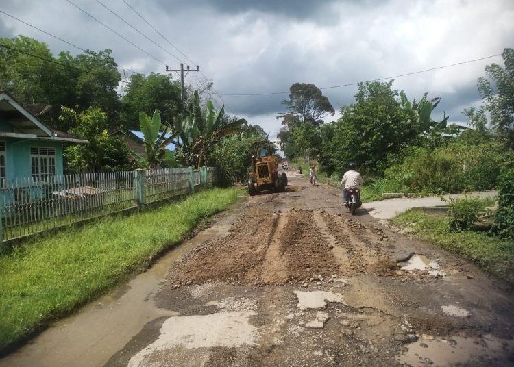 Direktur UD Bayo Pane Hati, Syahdani Pane secara swadaya membangun ruas jalan provinsi yang rusak parah menahun arah Simpang Liang (Sipirok), Kabupaten Tapsel.(Satunusantara news/HO-Prokopim Tapsel).