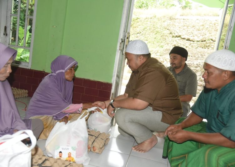 Bupati Tapsel Dolly Pasaribu (kanan) saat menyalurkan zakat mal kepada warga di Kecamatan Sipirok.(Satunusantara new/HO-Prokopim Tapsel).