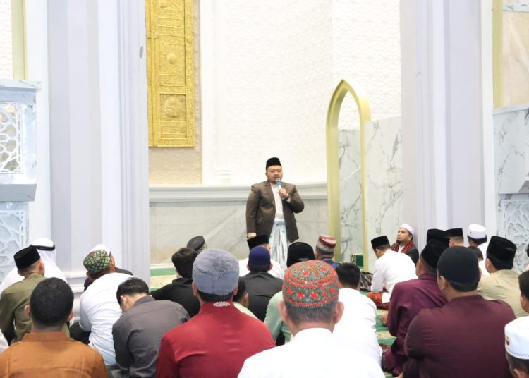 Bupati Tapsel  Dolly Pasaribu,saat menyampaikan sambutan pada Shalat Idul Fitri 1445 H  di Masjid Agung Syahrun Nur, Komplek Perkantoran Pemerintahan Tapanuli Selatan, Sipirok.(Satunusantara news/HO-Prokopim Tapse).