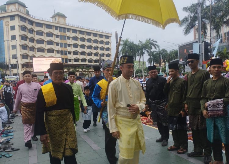 Sultan Deli ke-14 Sultan Mahmud Aria Lamantjiji Perkasa Alam Shah (kanan) saat melaksanakan Shalat Idul Fitri 1445 Hijriah di Masjid Raya Al Mashun Medan,.(Satunusantara news/Munawar).