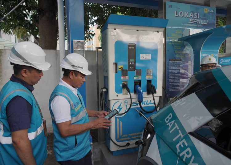 General Manajer PLN UID Sumut, Saleh Siswanto melakukan transaksi pengisia energi pada kendaraan listrik melalui aplikasi PLN Mobile.(Satunusantara news/HO-Humas PLN UID Sumut).