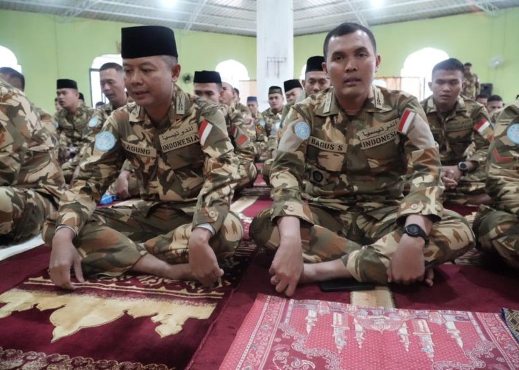 Prajurit Satgas Yonmek TNI Konga XXIII-R/UNIFIL menggelar Sholat Ied di Masjid As-Salam UNP 7-1, Adchit Al Qusayr, Lebanon Selatan. (Satunusantara news/HO-Pen Satgas Yonmek TNI Konga XXIII-R/UNFIL)).