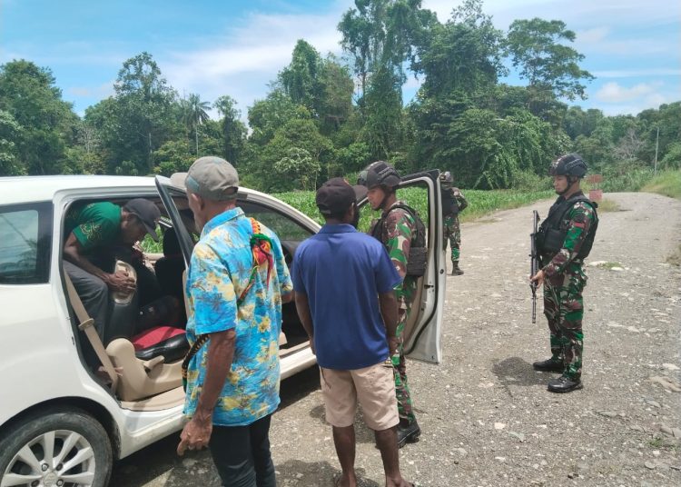 Personel Satgas Yonif 122/TS Pos Yetti melaksanakan kegiatan sweeping untuk mencegah peredaran maupun penyelundupan barang  ilegal di jalan tapal batas RI-PNG, Kampung Yetti, Distrik Arso Timur, Kabupaten Keerom, Papua.(Satunusantara news/HO-Yonif 122/TS).