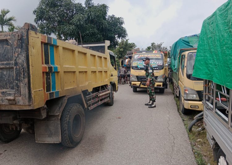 Personel Satgas Yonkav 6/Naga Karimata membantu mengatur kendaraan yang melintas di sekitar Desa Sallu, Kecamatan Miomaffo Barat, Kabupaten TTU, Provinsi Nusa Tenggara Timur (NTT), untuk memberikan kelancaran akses terhadap perputaran roda ekonomi masyarakat.(Satunusantara news/HO-Yonkav 6/Naga Karimata).