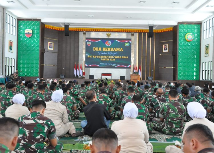 Memperingati HUT Ke-65 Korem 031/WB menggelar acara doa bersama yang dipimpin langsung oleh Komandan Korem 031/WB Brigjen TNI Dany Rakca, yang diikuti oleh seluruh personel dan PNS jajaran Korem 031/WB.(Satunusantara news//HO-Penrem 031/WB).