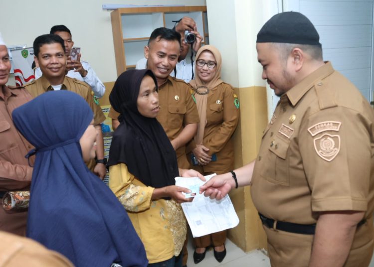 Bupati Tapsel Dolly Pasaribu melakukan kunjungan ke beberapa organisasi perangkat daerah (OPD) untuk meninjau kehadiran Aparatur Sipil Negara (ASN) dan Tenaga Harian Lepas (THL) pada hari pertama masuk kerja pasca libur Idul Fitri 1445 H.(Satunusantara news/HO-Prokopim Tapsel).