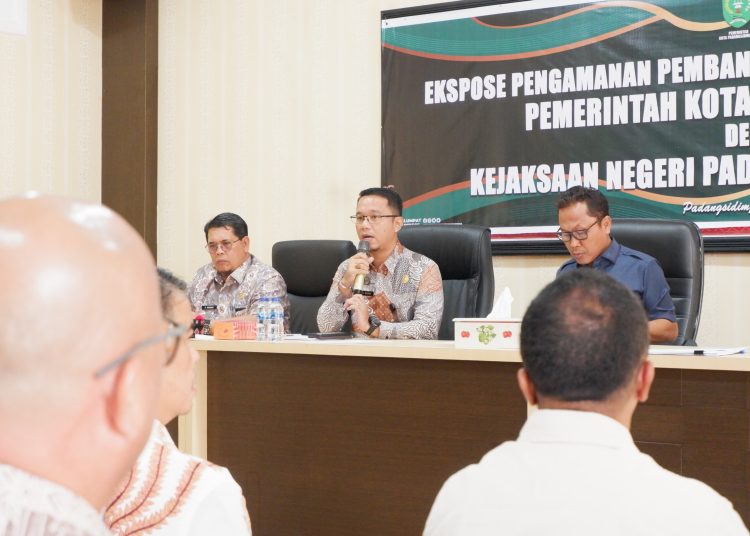 Plt Sekretaris Daerah Kota Padangsidimpuan Roni Gunawan Rambe (tengah) saat  mengikuti  ekspose kegiatan PPSD Kota Padangsidimpuan.(Satunsantara newsHO-Diskominfo Padangsidimpuan).