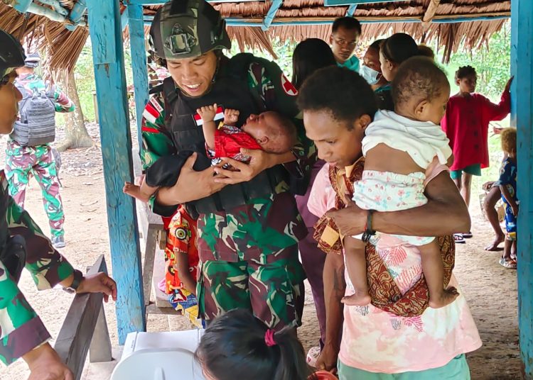 Personel Satgas Yonif 122/Tombak Sakti bersama Puskesmas Pitewi menggelar Posyandu bagi warga Kampung Kibay, Distrik Arso Timur, Kabupaten Keerom.(Satunusantara newsHO-Yonif 122/TS).