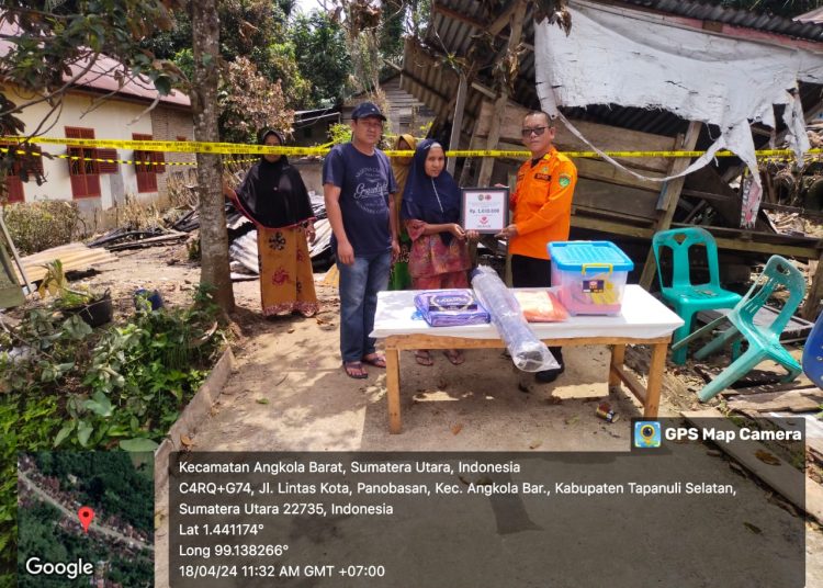 Bupati Tapsel Dolly Pasaribu, bergerak dengan cepat memerintahkan Dinas Sosial dan BPBD menyantuni keluarga korban kebakaran di Desa Panobasan Lombang Kecamatan Angkola Barat, Kabupaten Tapsel.(Satunusantara news/HO-Prokopim Tapsel).