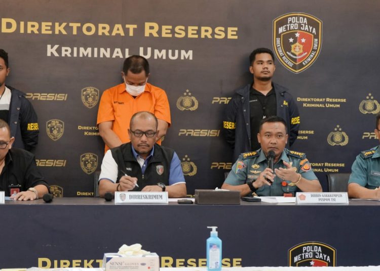 Puspom TNI bekerja sama dengan Ditreskrimum Polda Metro Jaya berhasil menangkap PWGA,  pelaku pemalsu plat dinas TNI.(Satunusantara news/HO-Puspen TNI).