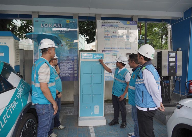 General Manajer PLN UID Sumut Saleh Siswanto ( tiga dari kanan) bersama Senior Manajer Distribusi Khairul Lingga (dua dari kiri) dan Manajer PLN UP3 Medan Ricki Yacob (kiri) saat melakukan inspeksi di SPKLU Medan.(Satunusantara news/HO-Humas PLN UID Sumut).