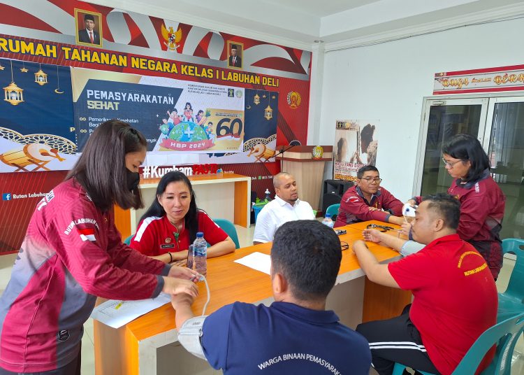 Rutan Kelas I Labuhan Deli menggelar pemeriksaan kesehatan warga binaan dan pegawai, dalam rangka menyemarakan HBP ke - 60.(Satunusantara news/HO-Humas Rutan Labuhan Deli).