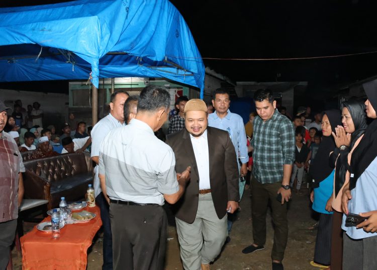 Bupati Tapsel  Dolly Pasaribu (tengah) saat  menghadiri undangan silaturahim dengan masyarakat Angkola Selatan, Kabupaten Tapsel.(Satunusantara news/HO-Prokopim Tapsel).