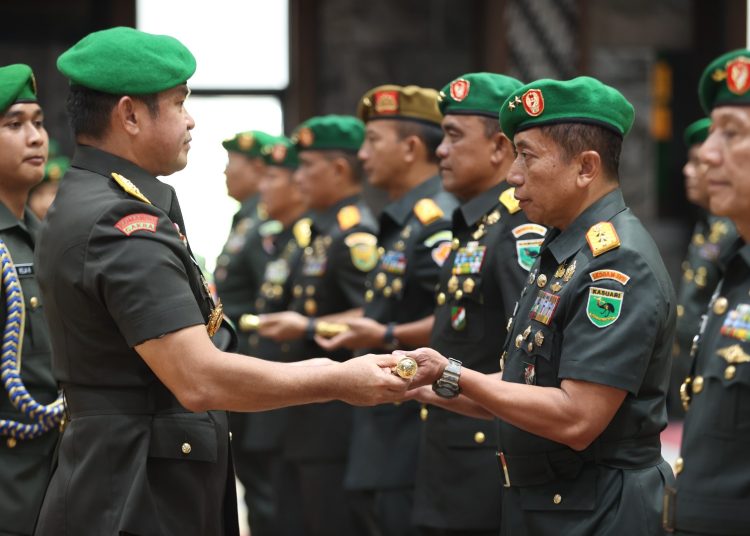 Kasad Jenderal TNI Maruli Simanjuntak (Kiri) saat memimpin serah terima tujuh jabatan strategis di lingkungan TNI AD.(Satunusantara news/HO-Dispenad).
