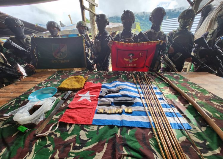 Komando Operasi TNI (KOOPS TNI) HABEMA melaksanakan penindakan terhadap OPM berhasil disita berupa sebuah pucuk pistol FN beserta magasen, sebuah magasen senapan SS-2, 27 butir munisi 5.56 mm, sebuah bendera Bintang Kejora OPM.(Satunusantara news/HO-Penerangan KOOPS TNI HABEMA).