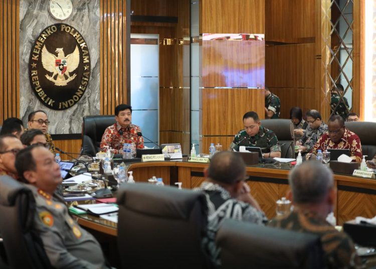 Panglima TNI Jenderal TNI Agus Subiyanto menghadiri rapat koordinasi  membahas perkembangan situasi di Papua dan penyelesaian masalah lahan antara Pemda Sumatera Selatan dan TNI AU yang dipimpin Menkopolhukam RI Hadi Tjahjanto. (Satunusantara news/HO-Puspen TNI)
