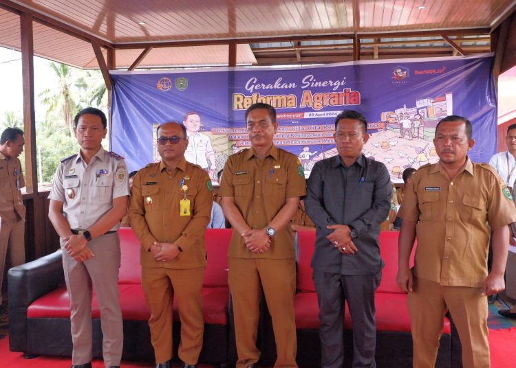 Pj Wali kota Padangsidimpuan Dr. Letnan Dalimunthe (dua kiri) saat kegiatan BPN Kota Padangsidimpuan melaksanakan Gerakan Sinergi Reforma Agraria (GSFA) di Desa Sabungan Sipabangun, Kecamatan Padangsidimpuan Hutaimbaru. (Satunusantara news//HO-Diskominfo Padangsidimpuan).