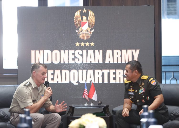 Kasad Jenderal TNI Maruli Simanjuntak (kanan) saat menerima kunjungan kehormatan Commanding General United States Army Pacific (Danjen USARPAC), General Charles A. Flynn, di Mabesad Jakarta.(Satunusantara news/HO-Dispenad).