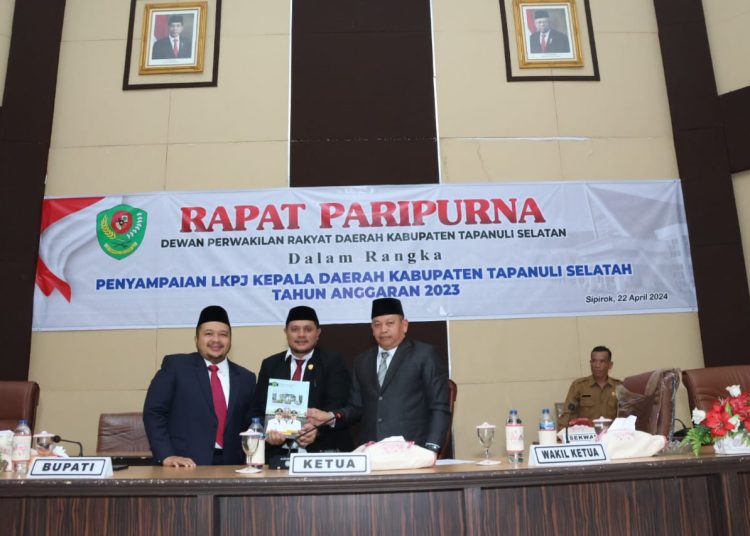 Bupati  Tapsel, Dolly Pasaribu, (kiri) saat menyampaikan LKPJ Kepala Daerah tahun anggaran 2023 ke DPRD Tapsel. (Satunusantara news/HO-Prokopim Tapsel).