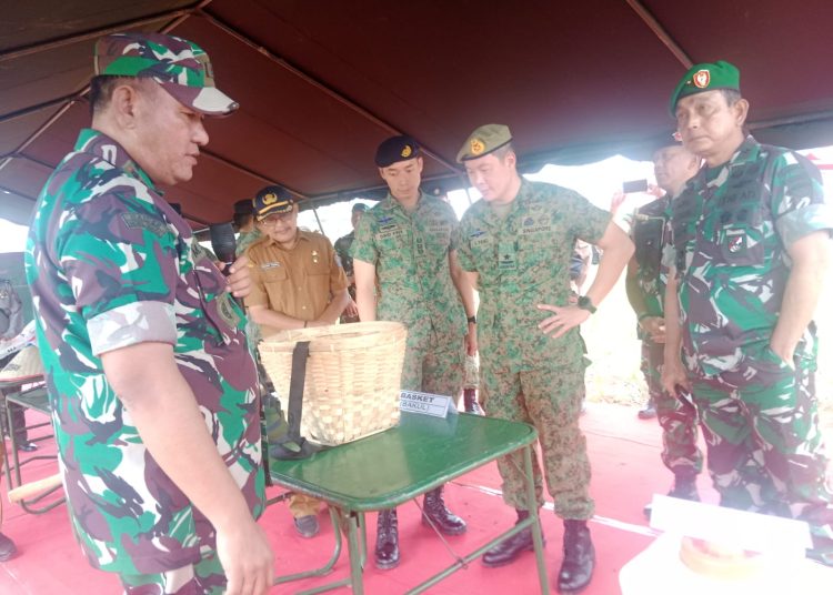 Dandim 0203/Langkat Letkol Inf M Eko Prasetyo (kiri) saat kegiatan panen jagung bersama Commader Of 2ND People Defence Force AD Singapura Brigadier General Pang Lead Shuan, di lahan ketahanan pangan jagung milik Kodim 0203/Langkat. (Satunusantara news/HO-Pendim 0203/Langkat).