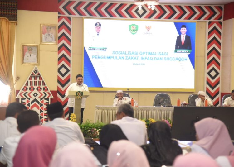 Bupati Tapsel Dolly Pasaribu, saat menghadiri sosialisasi optimalisasi zakat, infaq dan shodaqoh.(Satunusantara news/HO-Porkopim Tapsel).