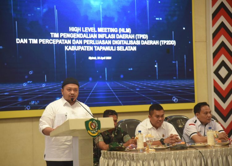 Bupati Tapsel Dolly Dolly Pasaribu  ketika membuka secara resmi HLM TPID dan  TP2DD Kabupaten Tapsel .(Satunusatara news/HO-Porkopim Tapsel).