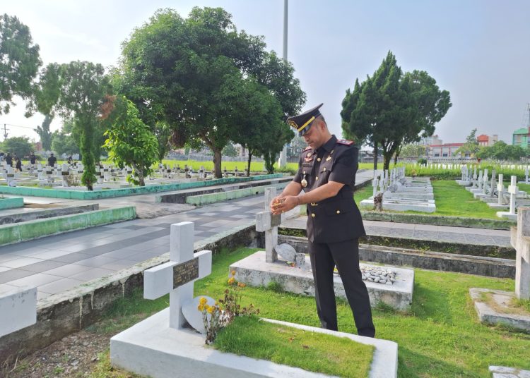 Kepala Rutan Labuhan Deli, Erwin F. Simangunsong, melakukan upacara tabur bunga dan ziarah di TMP Bukit Barisan Medan, 
dalam rangka peringatan HBP ke - 60 Tahun 2024.(Satunusantara news/HO-Humas Rutan Labuhan Deli).