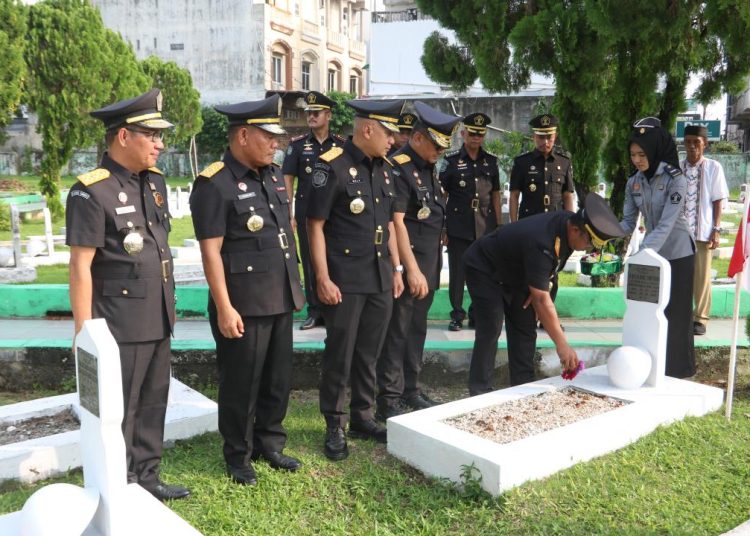 Kakanwil Kemenkumham Sumut, Anak Agung Gde Krisna (kanan)  tabur bunga dan sekaligus berziarah ke TMP Bukit Barisan Kota Medan.(Satunusantara news/HO-Humas Kemenkumham Sumut).