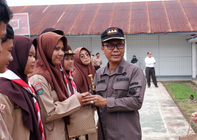 Kajari Padangsidimpuan Dr Lambok MJ Sidabutar  (kanan) saat bersalaman dengan siswa SMAN) 4 Padangsidimpuan.(Satunusantara news/HO-Diskominfo Padangsidimpuan).