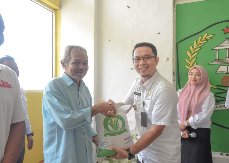 Pj. Wali kota diwakili Plt. Sekdako, Roni Gunawan Rambe, (kanan) menyalurkan bantuan pangan cadangan beras alokasi bulan Maret 2024, dalam upaya dalam menekan laju inflasi.(Satunusantara news/HO-Diskominfo Padangsidimpyuan).