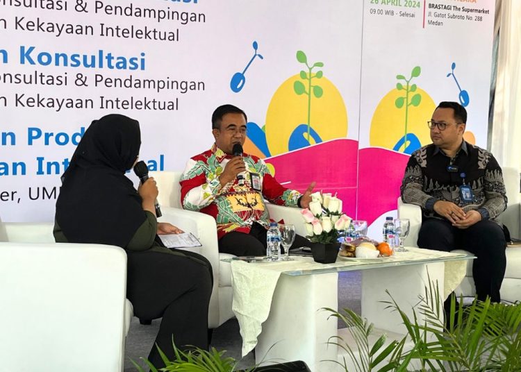 Kakanwil Kemenkumham Sumut Anak Agung Gde Krisna (tengah) saat melaksanakan podcast di Hari Kekayaan Intelektual Sedunia Tahun 2024.(Satunusantara news/HO-Humas Kemenkumham Sumut).