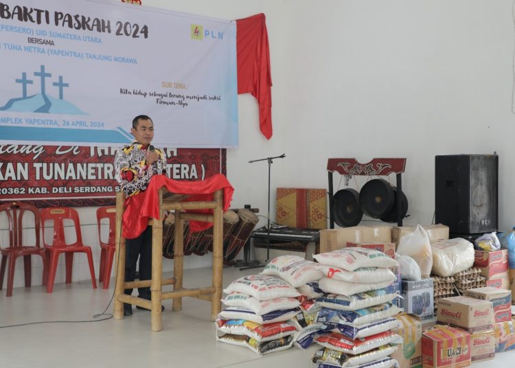 General Manajer PLN UID Sumut  Saleh Siswanto, saat memberikan sambutan dalam penyerahan sembako, peralatan elektronik dan santunan di YAPENTRA.(Satunusantara news/HO-Humas PLN UID Sumut).