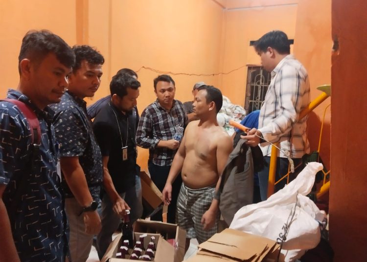 Intel Kodam I/Bukit Barisan berhasil menggerebek pabrik miras ilegal di sebuah ruko lantai III di Jalan Kapten Sumarsono, Helvetia Timur, Kota Medan.(Satunusantara news/HO-Pendam I/BB)