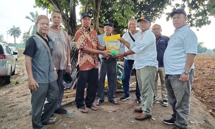 Persatuan Purnawirawan TNI Angkatan Darat (PPAD) Sumatera Utara memberikan bantuan sembako dan tali asih kepada Pak Lian Hasibuan beserta beberapa orang warga Desa Tj Gading, Kabupaten Batubara.(Satunusantara news/HO-Humas PPAD Sumut).