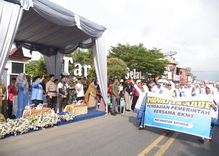 Bupati Tapsel Dolly Pasaribu (nomor dua kiri) memberikan lambaian kepada peserta pawai taaruf  pada pembukaan MTQ ke-56 Tingkat Kabupaten Tapsel Tahun 2024.(Satunusantara news/HO-Prokopim Tapsel).