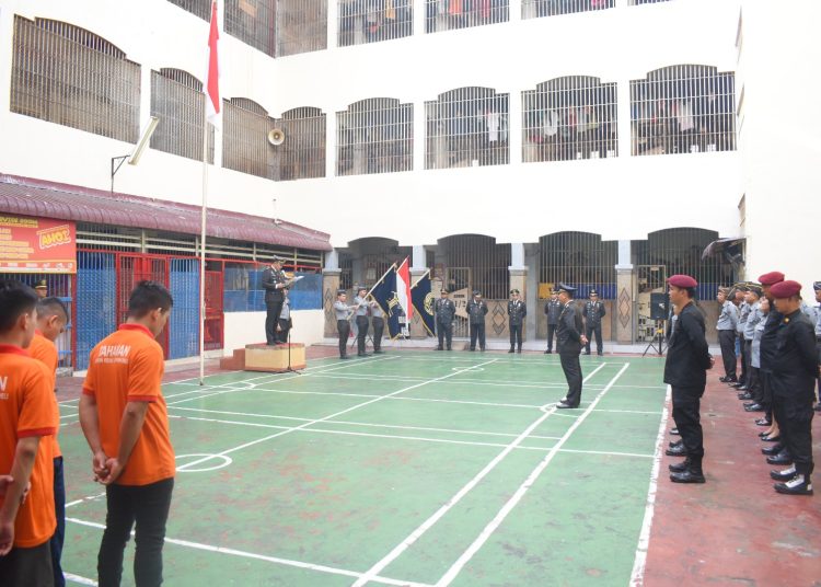 Kepala Rutan  Labuhan Deli  diwakili oleh Kepala Seksi Pelayanan Tahanan, Pawer Siahaan,menggelar pelaksanaan Upacara Hari Bakti Pemasyarakatan Ke - 60, bertempat di Lapangan Blok, Rutan Labuhan Deli.(Satunusantara news/HO-Humas Rutan Labuhan Deli).