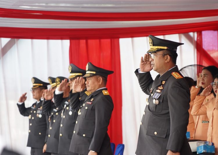 Kakanwil Kemenkumham Sumut, Anak Agung Gde Krisna (kanan) bertindak sebagai Inspektur Upacara   pada Hari Bhakti Pemasyarakatan  ke-60 di Rutan Kelas I Medan.(Satunusantara news/HO-Humas Kemenkumham Sumut).