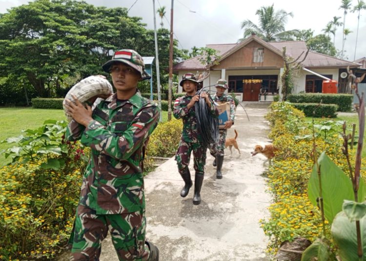 Satuan Tugas Yonif 122/TS Kipur C Pos Waris membantu pemasangan instalasi listrik, guna mempercepat adanya penerangan di Kampung Banda, Distrik Waris, Kabupaten Keerom, Papua.(Satunusantara news/HO-Yonif 122/TS).