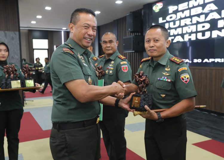 Waaster Kasad Bidang Perencanaan dan Kemampuan Teritorial, Brigjen TNI Terry Tresna Purnama (kiri) saat menyerahkan hadiah kepada para pemenang Lomba Karya Jurnalistik (LKJ) TMMD ke-119  untuk Kategori Dansatgas.(Satunusantara news/HO-Dispenad).