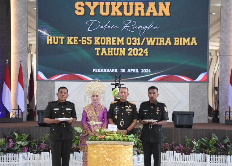 Danrem 031/WB Brigjen TNI Dany Rakca (tengah) pada acara syukuran HUT Korem 031/WB menyerahkan nasi tumpeng  kepada prajurit termuda. (Satunusantara news/HO-Korem 031/WB).